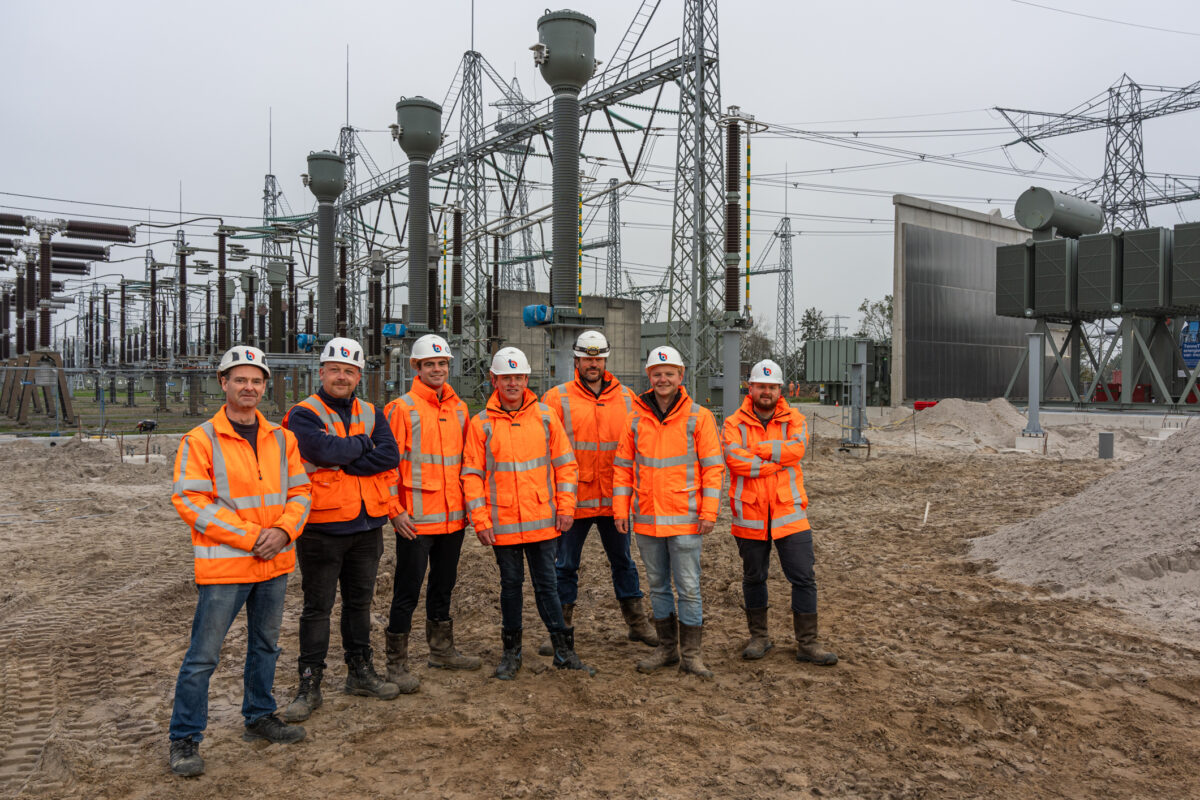 Medewerkers van Hanab Energy Solutions voor een hoogspanningsstation
